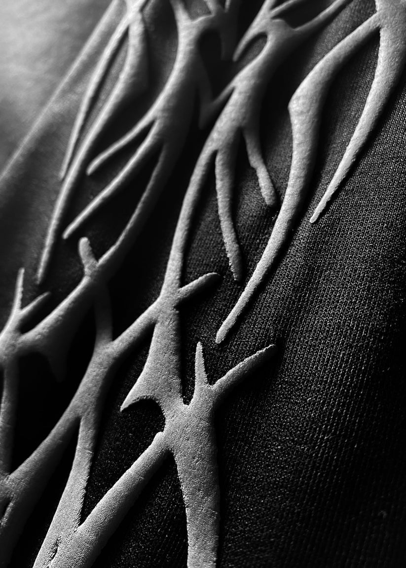 Solo Leveling Jin Woo hoodie puff print detail close-up